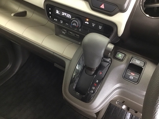 発進時から滑らかに加速する無段階変速のCVTはストップ/ゴーの多い街の中も快適です