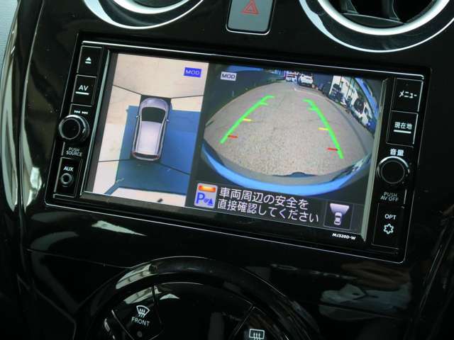 自車を真上から見下ろすように映し出すので周囲の状況が分かるアラウンドビューモニター搭載。フロントカメラとしても使用できます。車庫入れなど苦手な人の頼りになる助っ人です。