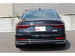 OLEDリヤライト。革新的なOLED（有機ELテクノロジー）によって、省電力で軽量、影の発生を抑え、基板そのものが面全体で発光し、均一な照明、高い視認性そして斬新なライティングデザインを生み出します。