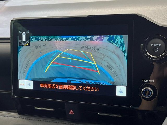 【バックカメラ】駐車時に後方がリアルタイム映像で確認できます。大型商業施設や立体駐車場での駐車時や、夜間のバック時に大活躍！運転スキルに関わらず、今や必須となった装備のひとつです！
