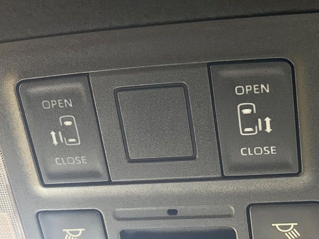 【両側パワースライドドア】スマートキーや運転席のスイッチで後席両側スライドドアの開閉が可能♪電動だから力を入れてドアを開ける必要が無く、小さなお子様でも簡単に開け閉めでき快適です♪
