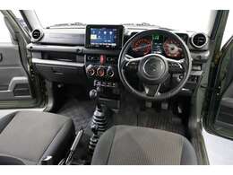 JB04系、スズキのジムニー現行モデルが入荷！レギュラーで走行するお車です。車両重量1030kg・WLTCモード燃費は16.2km/L・直列3気筒ターボエンジン・64馬力のお車です（※カタログ参照）。