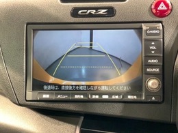 リバースギアに入れるだけで後方の表示へ切り替わります。夜間や雨の日の駐車も楽になりますよ。