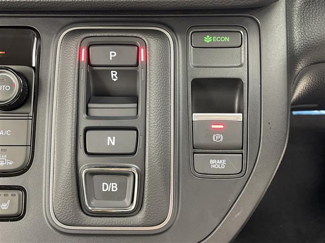 【電子制御パーキングブレーキ】パーキングブレーキを指先だけで操作可能です！力の弱い人にも安心してブレーキをかけていただけます！