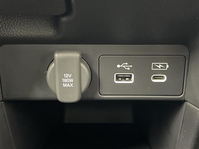 【シガーソケット(アクセサリーソケット)】車内で利用する電気製品の電源として広く利用できます！アダプターを入れることで、スマートフォンの充電なども可能です！