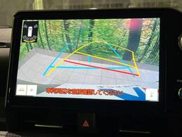 【バックカメラ】駐車時に後方がリアルタイム映像で確認できます。大型商業施設や立体駐車場での駐車時や、夜間のバック時に大活躍！運転スキルに関わらず、今や必須となった装備のひとつです！