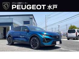 ローアングルからだとクーペ調なCピラーの傾斜を強く感じませんか？ってかカッコいい！