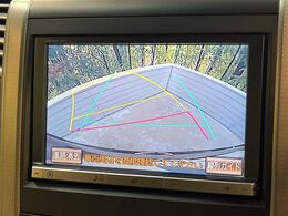 【バックカメラ】駐車時に後方がリアルタイム映像で確認できます。大型商業施設や立体駐車場での駐車時や、夜間のバック時に大活躍！運転スキルに関わらず、今や必須となった装備のひとつです！