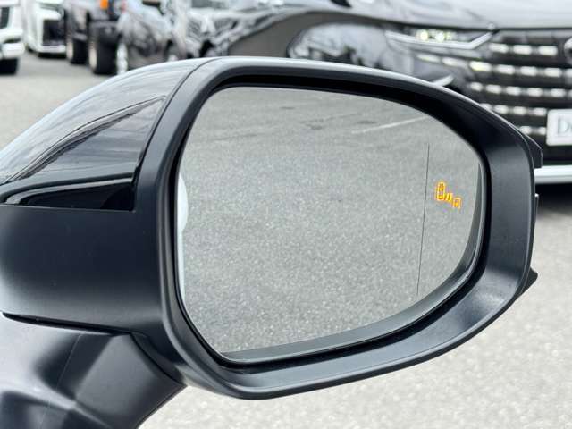 【ブラインドスポットモニター】ミラーに映らない死角に車両がいる場合、サイドミラーに設置されたマーカーが光って危険をお知らせします！他にも安全装置が多数装備されたおりますので、是非ご来店くださいませ！！