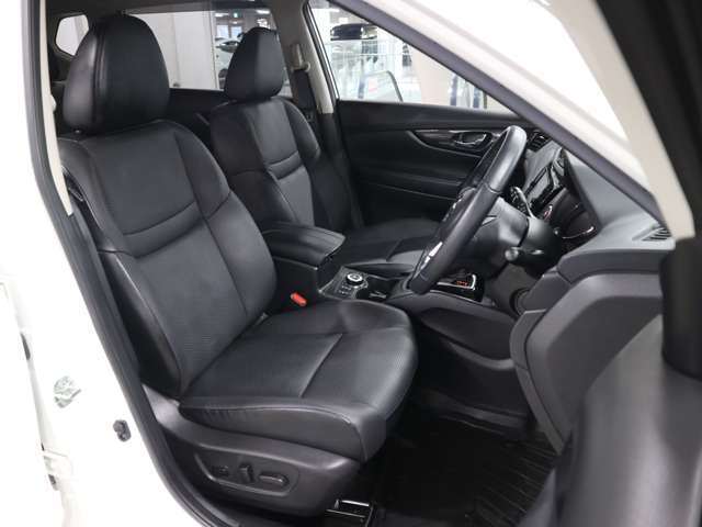 当社販売担当者、仕入担当者、リフトに持ち上げ車検検査員による下廻りチェックをクリアした高品質車を展示しております。