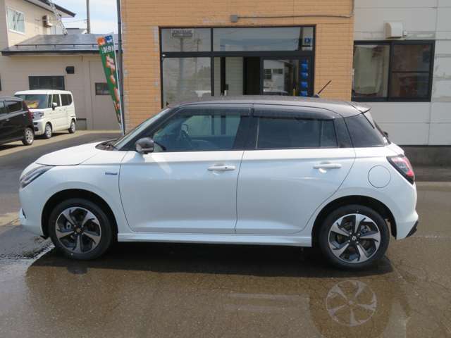 スズキコネクトが装備されてます。運転中の分からない事などはメーカーの方と直接連絡がとれて、お客様のお車の状態もメーカーが把握できる安心のシステムです。
