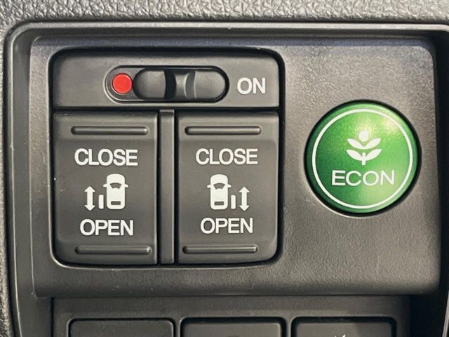 【両側パワースライドドア】スマートキーや運転席のスイッチで後席両側スライドドアの開閉が可能♪電動だから力を入れてドアを開ける必要が無く、小さなお子様でも簡単に開け閉めでき快適です♪