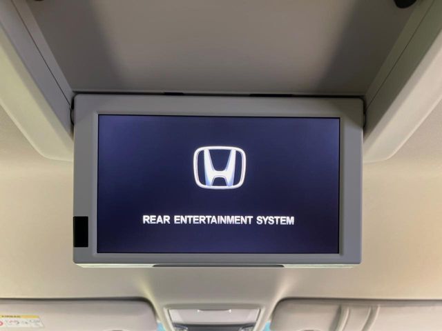 【後席モニター】家族や友人とお出かけする機会が多い方に大人気の後席モニターを装備！見やすい位置に画面がありテレビやDVDの視聴も快適！友達もお子様も、後席にしか乗らなくなるかも？？