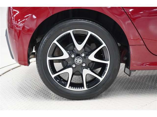 スポーティな印象を与える純正ホイールです。どこまでも走っていきたくなるようなデザインですね♪