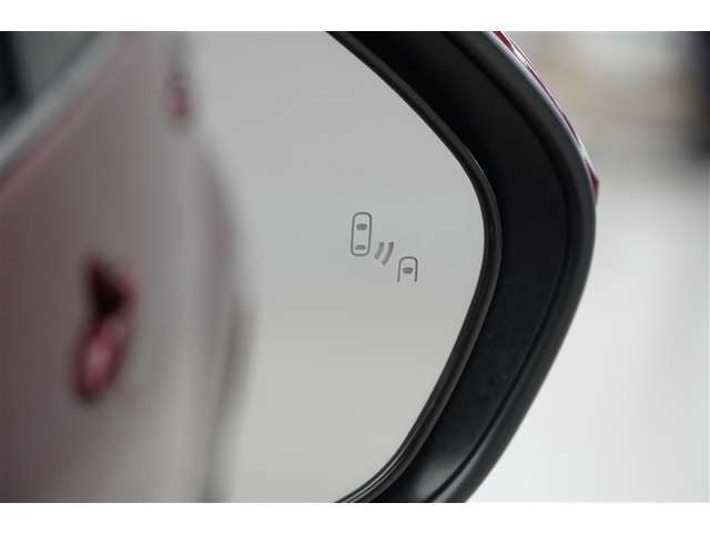 隣車線を走る車両をレーダーで検知し、ドアミラーでは確認しにくい後側方エリアに存在する車両に加え、急接近してくる車両も検知します。車両を検知するとドアミラーに搭載されたLEDインジケーターが点灯します。