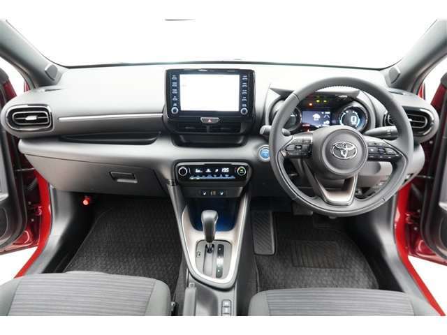 すっきりまとめられた視認性の良いインパネ周り。操作スイッチも使用しやすい位置に配置されています。