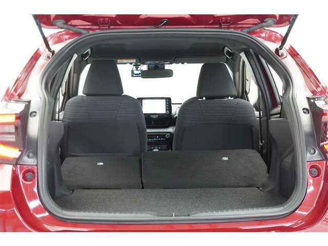 後席を倒すと広いラゲージスペースになります。