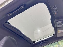 【ガラスルーフ】ガラスルーフ搭載で車内の解放感が一気にアップ！開放的なドライブをお楽しみいただけます。