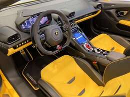 メーカーオプション：EVOトリムスポルティーボ・アルカンターラ装備