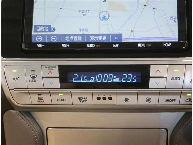 左右独立温度コントロールフルオートエアコンです。運転席、助手席それぞれで独立して温度設定ができます。冷え性の方が乗っても安心ですね♪