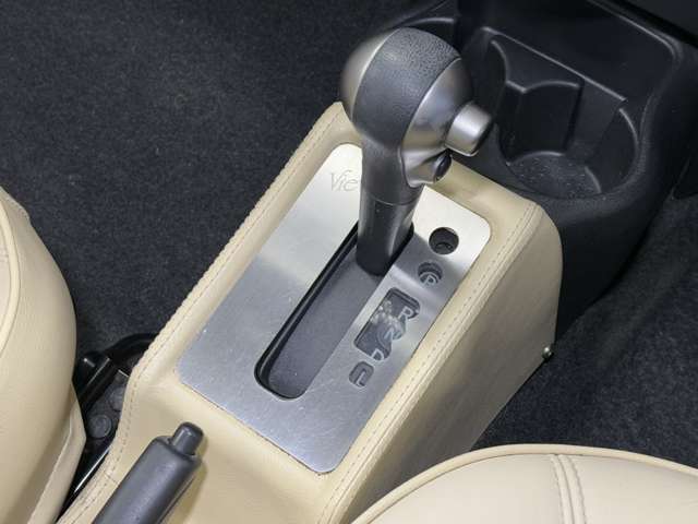 オプションのセンターコンソールを装着しております。
