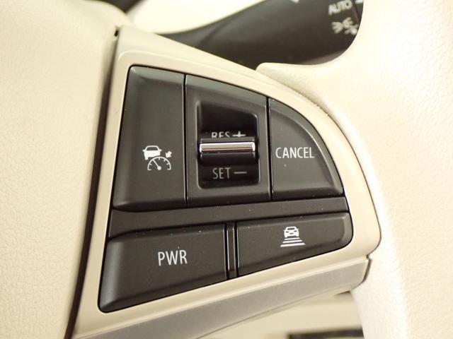 先行車との車間距離を保ちながら加速・減速してくれる「アダプティブクルーズコントロール」を装備しています。ロングドライブに最適ですね！