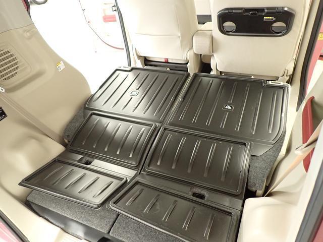 シート背裏ありのラゲッジマットを装着しています。水拭きができ、お手入れラクラク☆