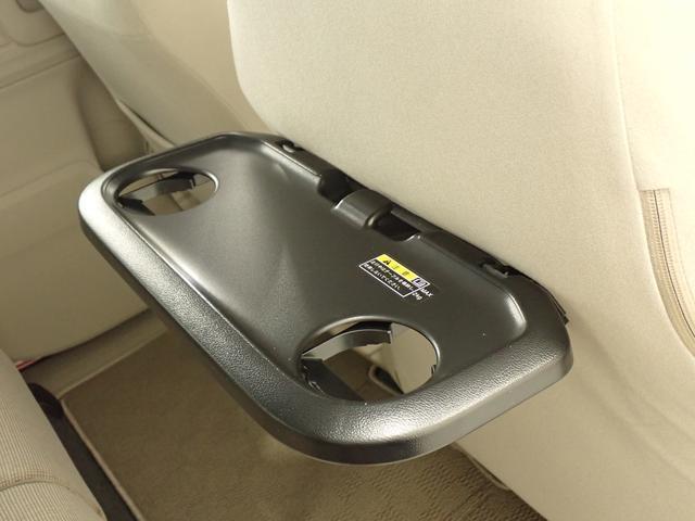 引き上げて使用できる　パーソナルテーブル☆　停車時に軽食などを楽しめます。