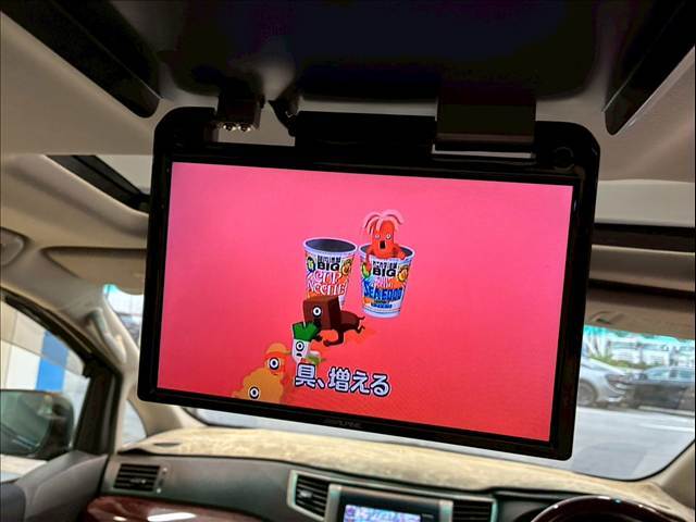 フリップダウンモニター装備で後部座席の方も快適なドライブをお楽しみいただけます！