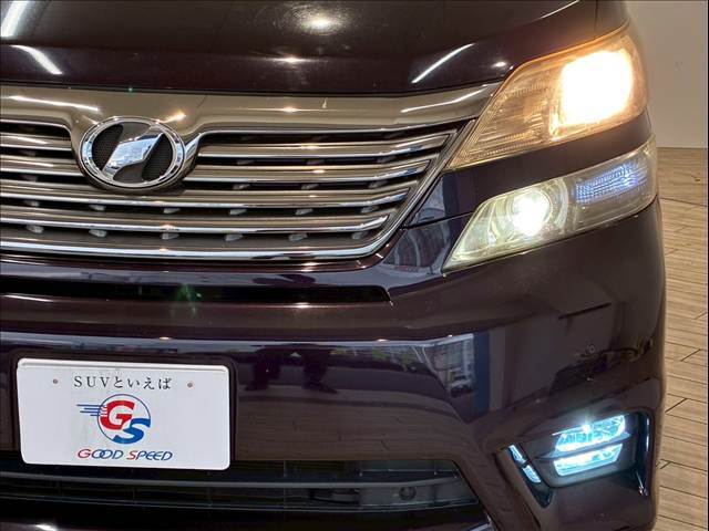 HIDヘッドライト搭載。夜道も明るく照らします。