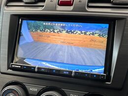 【バックカメラ】駐車時に後方がリアルタイム映像で確認できます。大型商業施設や立体駐車場での駐車時や、夜間のバック時に大活躍！運転スキルに関わらず、今や必須となった装備のひとつです！