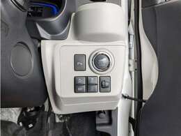 スマートキーを携帯していればキーを取り出さずにドアを施錠＆解錠。クルマの始動も可能です。