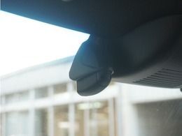 ◆ドライブレコーダー◆映像・音声などを記録する自動車用の装置です。　もしもの事故の際の記録はもちろん、旅行の際の思い出としてドライブの映像を楽しむことができます。