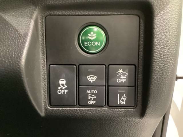 Hondaセンシング用の、VSA（ABS＋TCS＋横滑り抑制）解除とレーンキープアシストシステムのメインスイッチなどはハンドルの右側に装備しています。燃費に役立つECONボタンもここです。