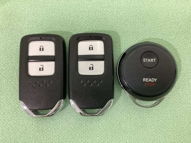 スマートキーを装備しています。鍵を差し込むことなくドアロックの開け閉めと、スタートボタン操作でのエンジンスタートができます。加えて、純正リモコンエンジンスターター用の操作キーもついています。