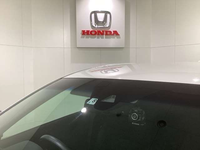 Honda SENSING装着車です。衝突を予測してブレーキをかけたり、前のクルマにちょうどいい距離で走行できる多彩な安心・快適機能を搭載した先進の安全運転支援システムがドライバーをサポートします。