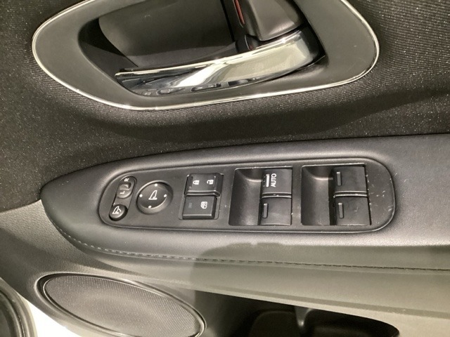 パワーウインドウは運転席でドア4枚とも上下の操作ができるようになっています。子供さんが勝手に操作できないようにロックすることも可能です。