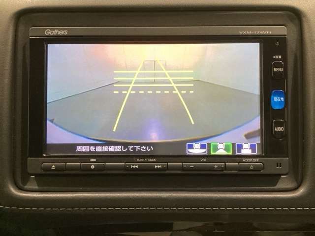 バックでの車庫入れも安心です！　リアカメラが付いているバックモニター付のナビを装備しております。操作線もついており距離感も画面から確認できます。