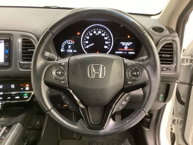 ハンドルにHondaセンシング系のクルーズコントロールやレーンキープアシストなどのスイッチと、オーディオの操作スイッチが装備されています。ハンドルから手を離さず安全に操作できます。