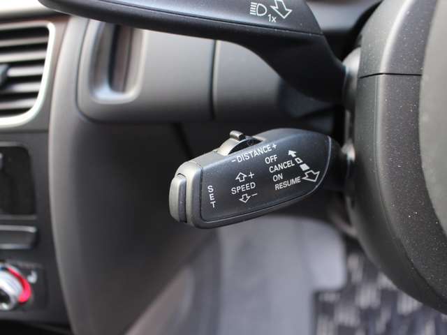 アダプティブクルーズコントロールを装備しています。前方車両との車間距離を自動で一定間隔保ちつつ、速度調節して追従する機能です。前方車両が停止した際に自動でブレーキまでコントロールします。