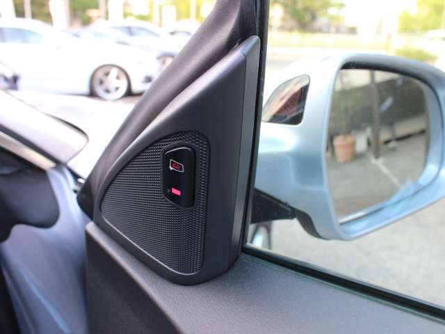 ブラインドスポットモニター(サイドアシスト)になります。車線変更時、斜め後方の車両を検知致します。