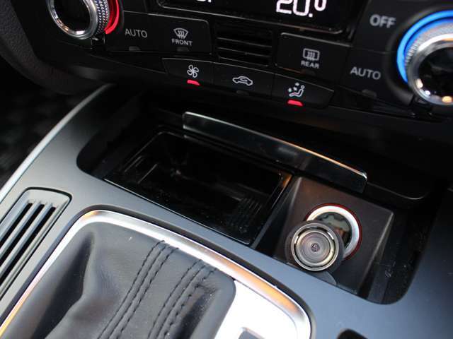 車内の気になるニオイもなく、シガーライター等、使用した形跡もないので禁煙車かと思います。