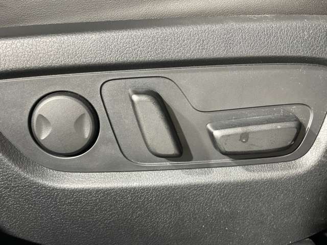 【電動パワーシート】最適なシートポジションを提供し快適にお過ごしいただけ、助手席は足元にお荷物を置いてもゆとりのある空間です。