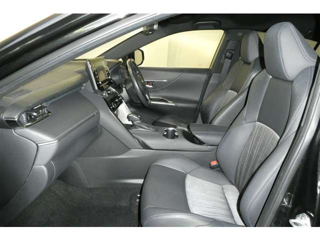 高いホールド性で運転姿勢が安定します。長距離ドライブでも疲れにくいのが魅力です。快適なドライビングライフをお送りください♪