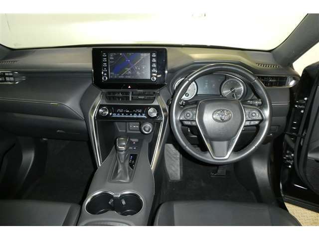 運転席周りのレイアウトをご覧ください。ナビゲーションが綺麗に装着されすっきり収まってますね！