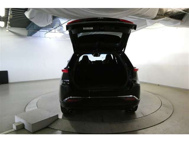 後ろが狭くてもサッと積める。途中で止められる安心のバックドア。後ろの駐車スペースが狭い時に重宝しますよ♪