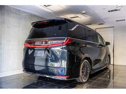 横一文字のLEDテールが印象的で美しい流線型のシルエットが際立ちます。
