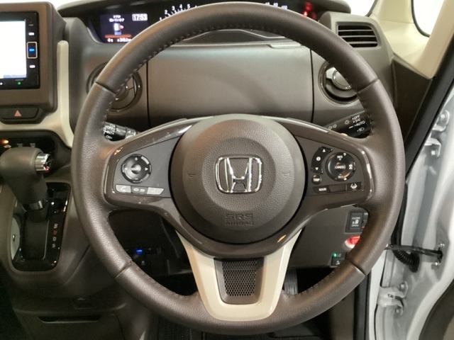 ハンドルにHondaセンシング系のクルーズコントロールやレーンキープアシストなどのスイッチと、オーディオの操作スイッチが装備されています。ハンドルから手を離さず安全に操作できます。