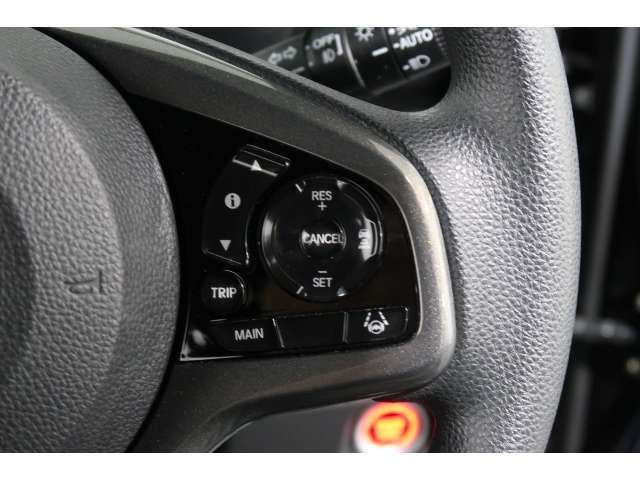 Hondaセンシングの機能のひとつ、アダプティブクルーズコントロール付！アクセルから足を離しても設定したスピードと前車との車間を保ち走行してくれます！車線維持もアシスト☆高速道路で疲労軽減ですね☆