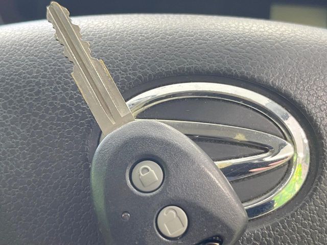 【キーレス】少し離れた場所からでもボタン一つでドアの開錠・施錠ができるのでとっても便利！ドアの鍵穴周りに傷をつけることもありません♪